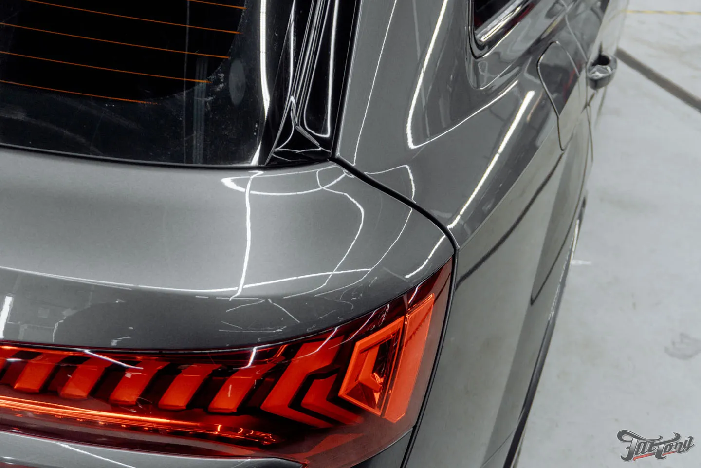 Отремонтировали бампера на Audi Q7, оклеили переднюю часть кузова полиуретаном, отполировали и покрыли керамикой кузов, провели химчистку салона и установили ремни безопасности с принтом